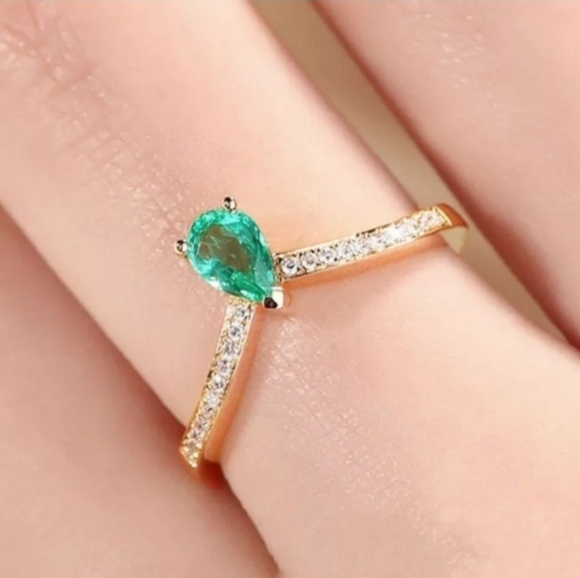🎀18k Emerald Green Ring - Picture 4 of 7